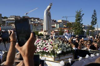 Une réplique de la statue de la Vierge apparaissant à Fatima a beaucoup de succès auprès des milliers de jeunes qui débarquent à Lisbonne pour le plus grand événement jamais organisé au Portugal, selon son premier ministre.